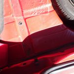 Kofferraumboden unter dem Teppich eines roten Ford Escort